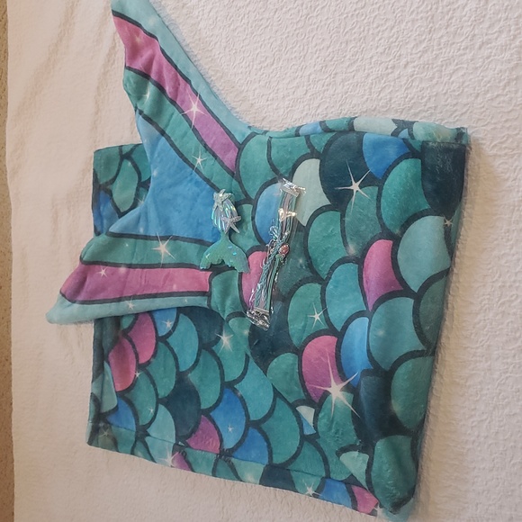New Mermaid Tail Blanket, hair clip, bracelet - Picture 1 of 7